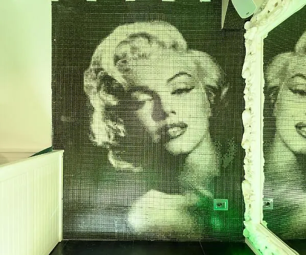 Marylin Via Della Croce *